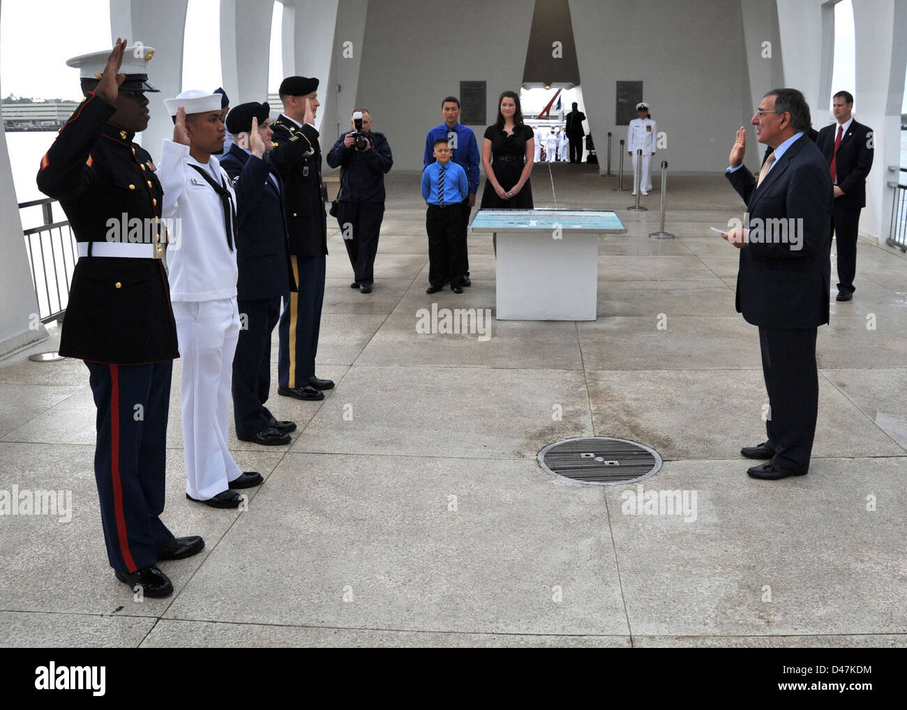 Il Segretario della difesa (SECDEF) conduce una cerimonia di riarmo allo USS Arizona Memorial, onorando i membri del servizio a Pearl Harbor. Foto Stock
