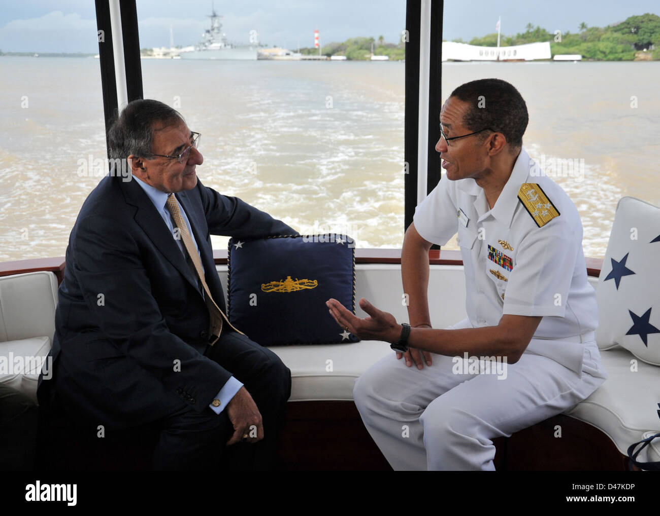 Il Segretario alla difesa degli Stati Uniti (SECDEF) discute lo storico attacco a Pearl Harbor con alti leader militari, tra cui l'avvocato Cecil Haney, evidenziando il significato dell'evento e il suo impatto sulla Marina degli Stati Uniti e sulla strategia militare. Foto Stock