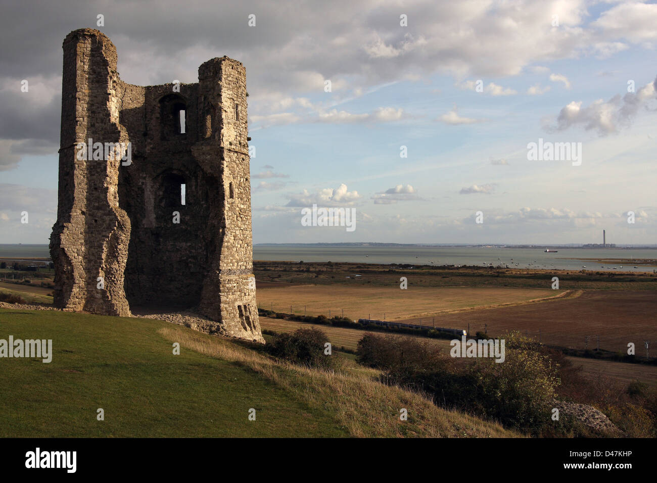 Hadleigh Castle, sud est Essex, con l'estuario del Tamigi e una C2C treno dietro. Foto Stock