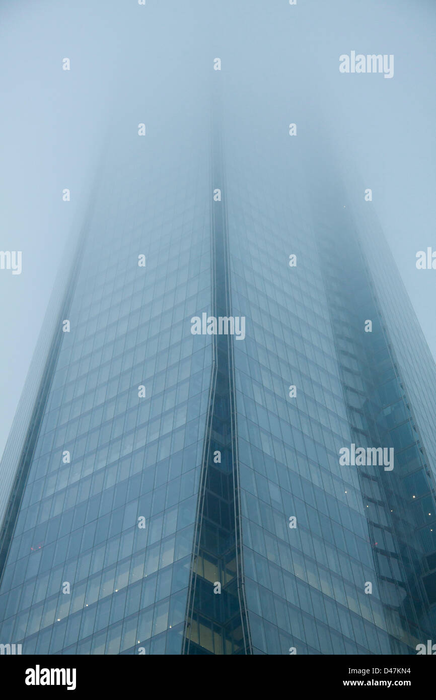 Londra, Regno Unito. Il 7 marzo 2013. La Shard Building a Londra è avvolta in una fitta nebbia. Credito: amer ghazzal / Alamy Live News Foto Stock