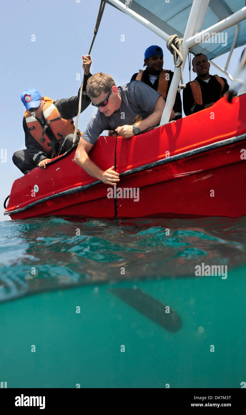 Navy divers eseguire manutenzione sottomarina di USS Emory S. Terra. Foto Stock