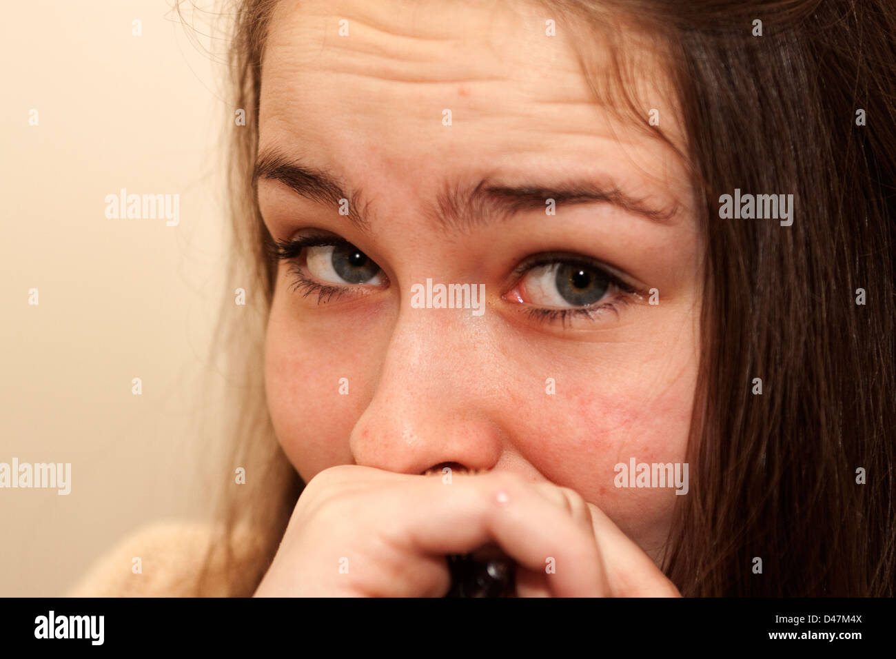 Ragazza adolescente guardando preoccupati per la fotocamera Foto Stock