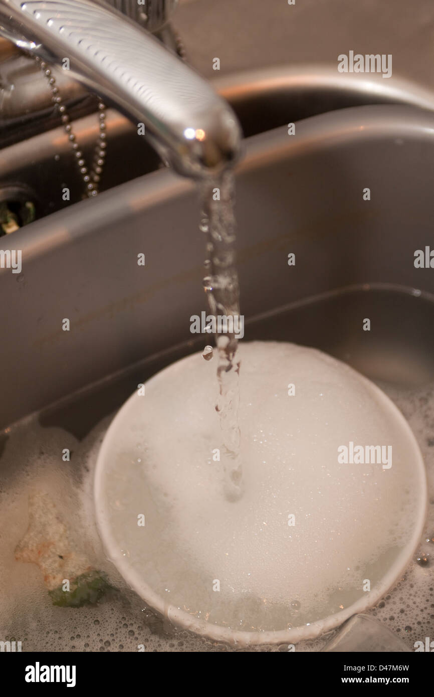 Per il lavaggio di stoviglie il riempimento del bacino con acqua Foto Stock