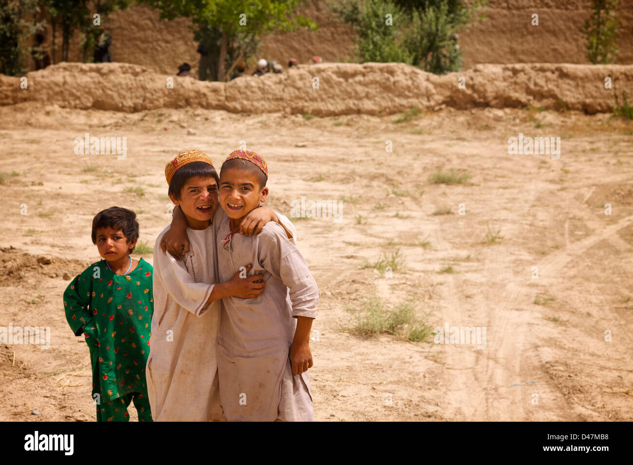 A Kandahar, Afghanistan - 8 Maggio 2010: due amici afgani posano per una foto. Foto Stock