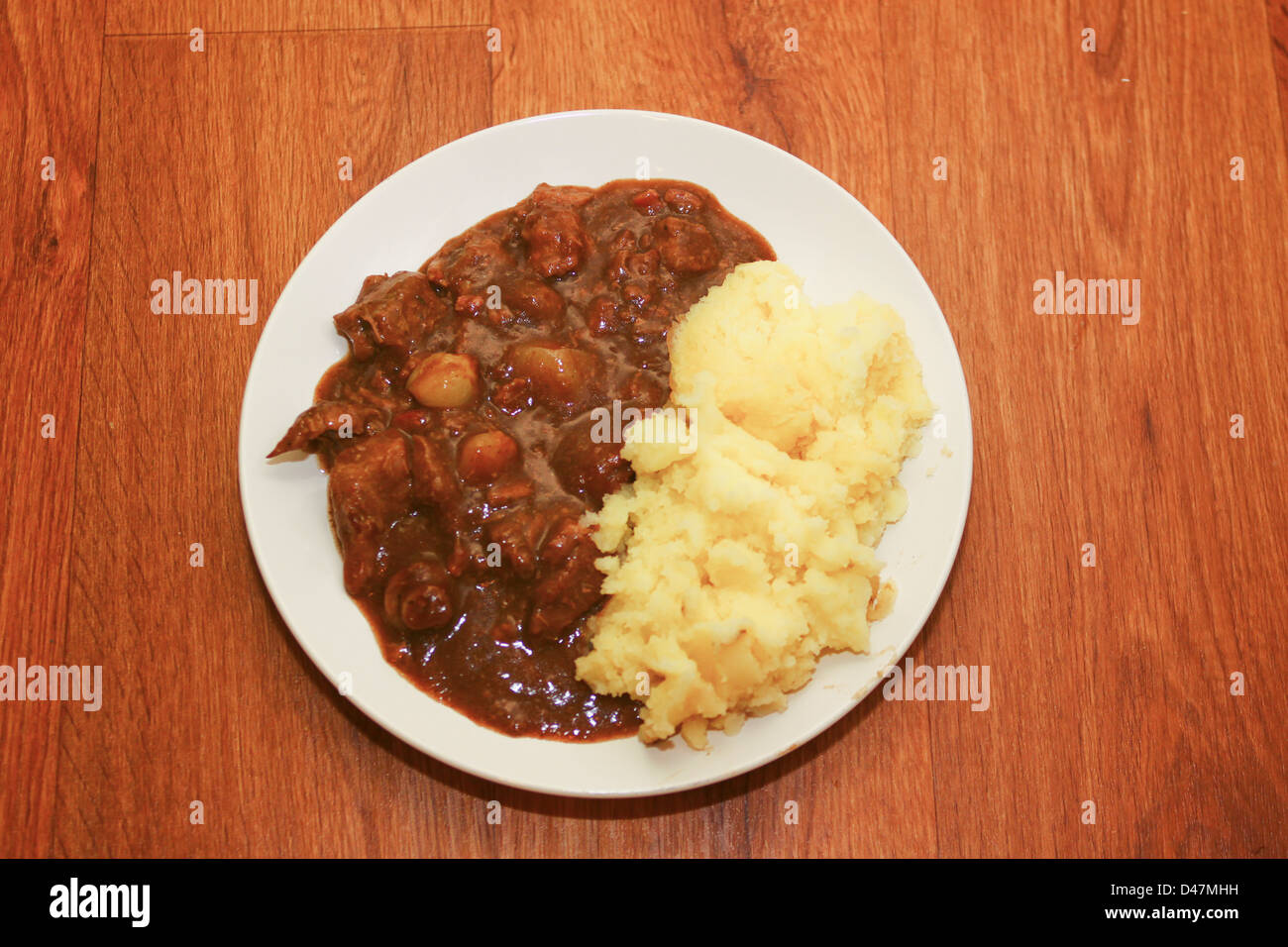 Bourguignon di manzo e purea di patate su piastra Foto Stock