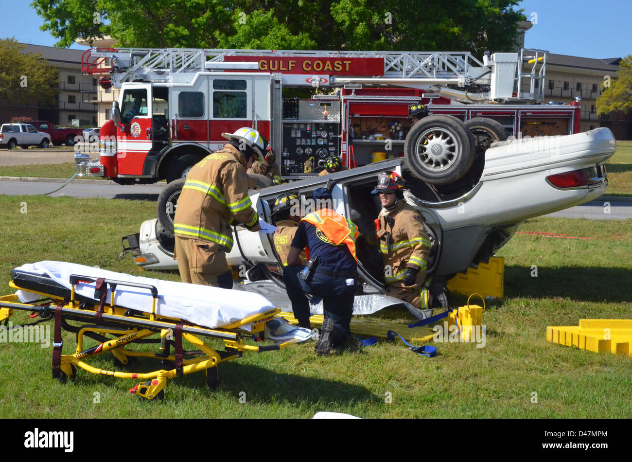 Il personale del servizio di emergenza rimuove una vittima simulata da un veicolo durante un esercizio di addestramento a Whiting Field, Florida, come parte dell'esercizio 2012 Solid Curtain and Citadel Shield. Foto Stock