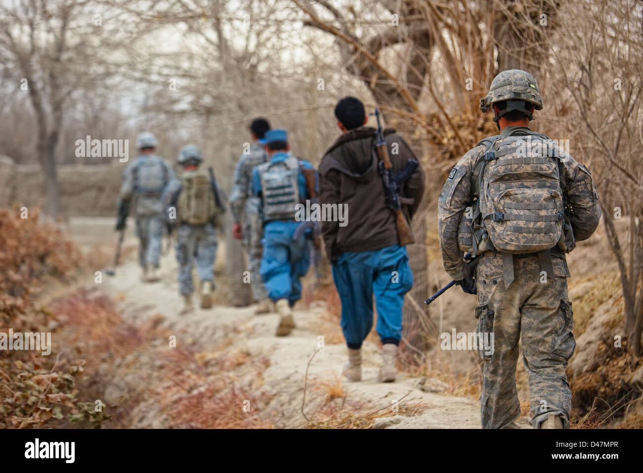 A Kandahar, Afghanistan - Gennaio 10, 2011: i soldati USA e la polizia nazionale afgana condurre un pattugliamento comune. Foto Stock
