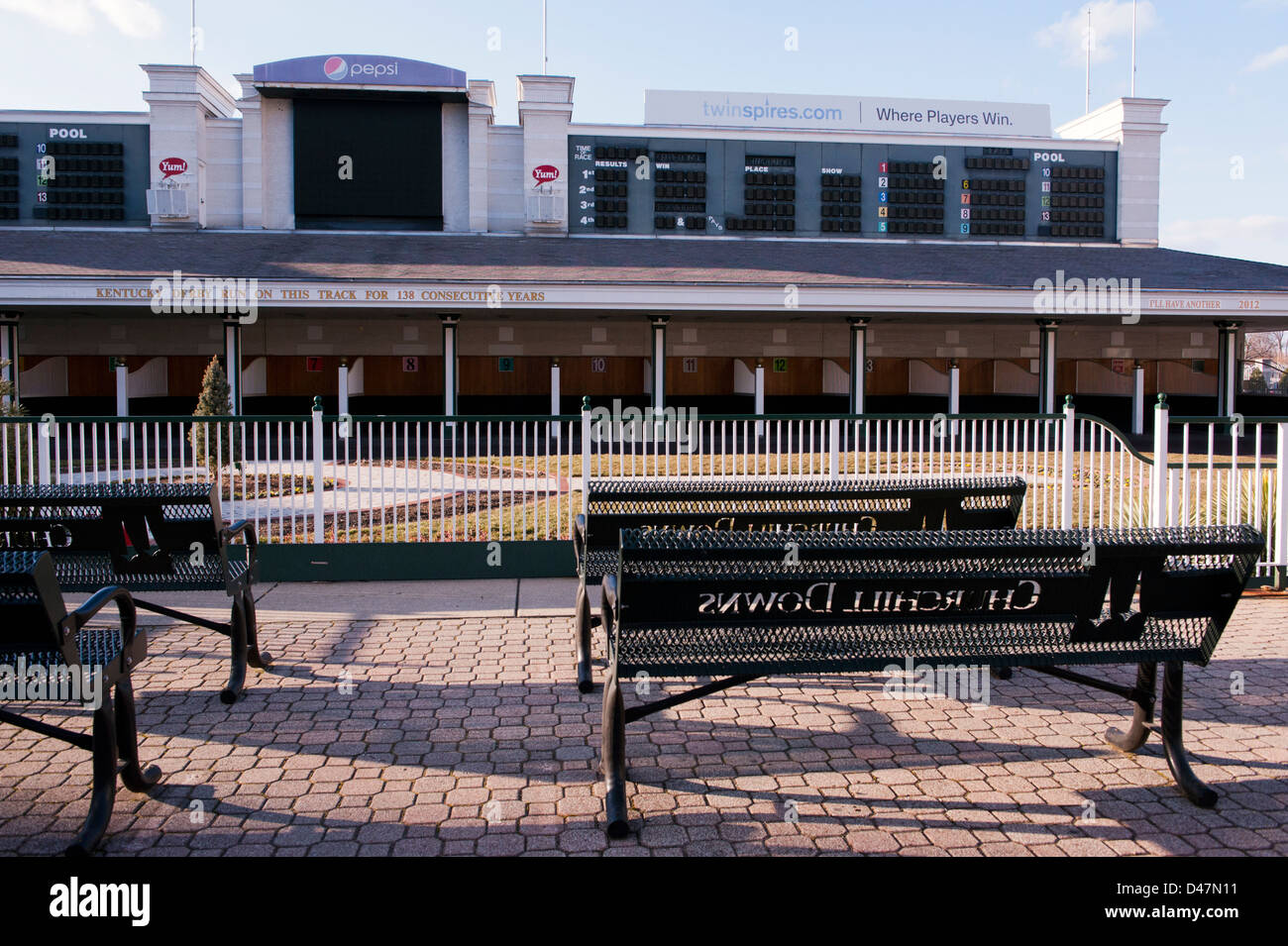 Circolo vincitori panche a Churchill Downs racetrack in Louisville Kentucky home del Derby del Kentucky Foto Stock