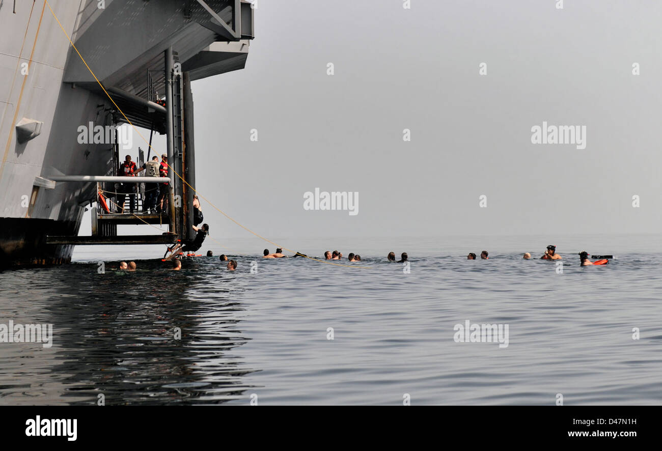 Velisti assegnati il nimitz-class portaerei USS carl vinson (CVN 70) nuotare dopo salta fuori da aeromobili ascensore n. 4 durante una nuotata chiamata. Foto Stock