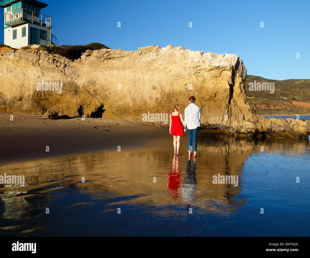 Coppia al Leo Carillo State Beach in California del Sud Foto Stock