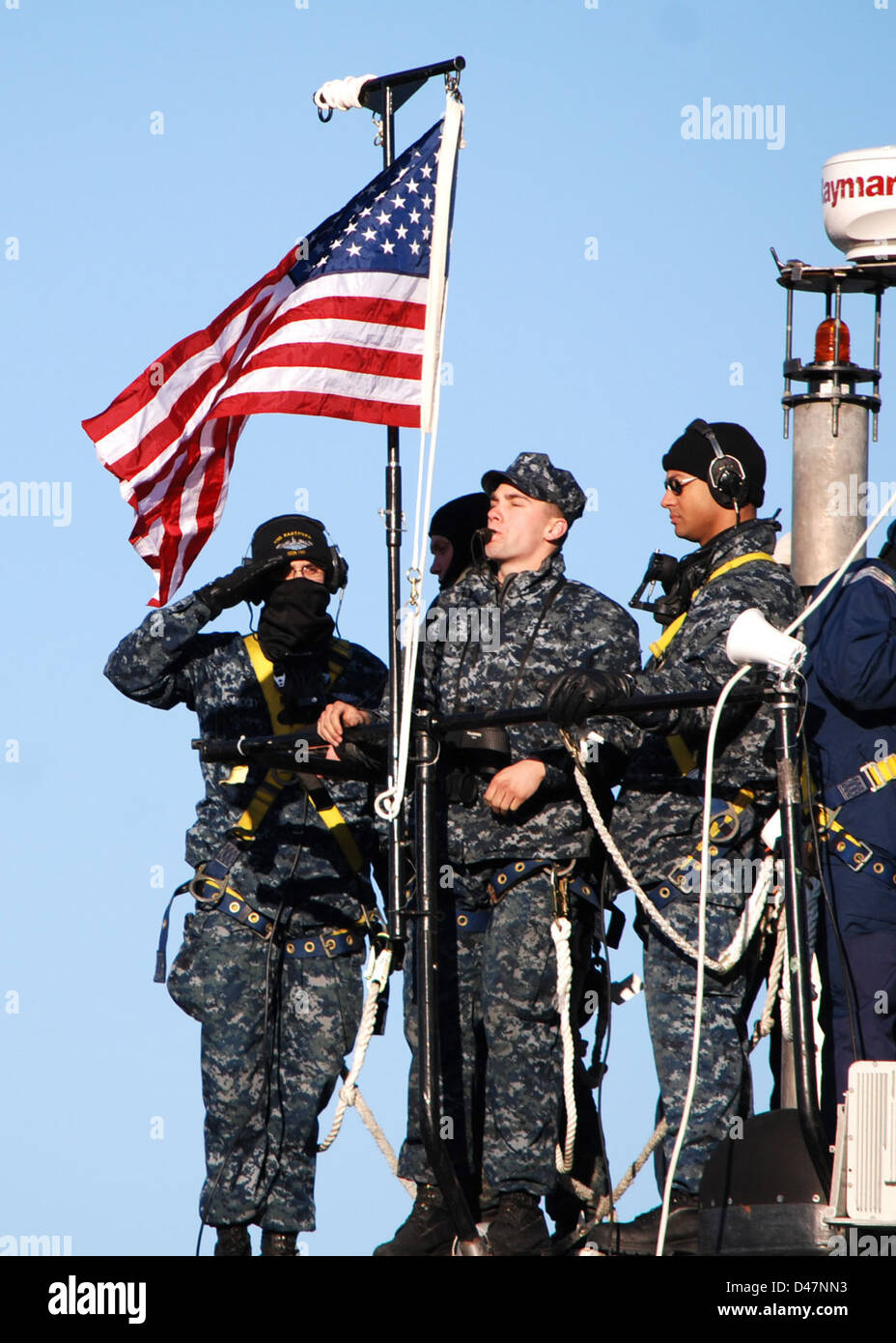 I marinai a bordo della USS Hartford condotta colori di mattina. Foto Stock