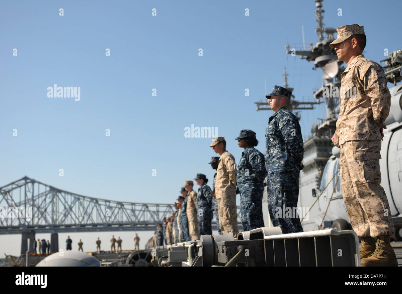 I marinai e i marines a bordo della USS Wasp sono a bordo dei binari durante la Fleet Week a New Orleans, Louisiana, mostrando operazioni navali e cameratismo militare. Foto Stock