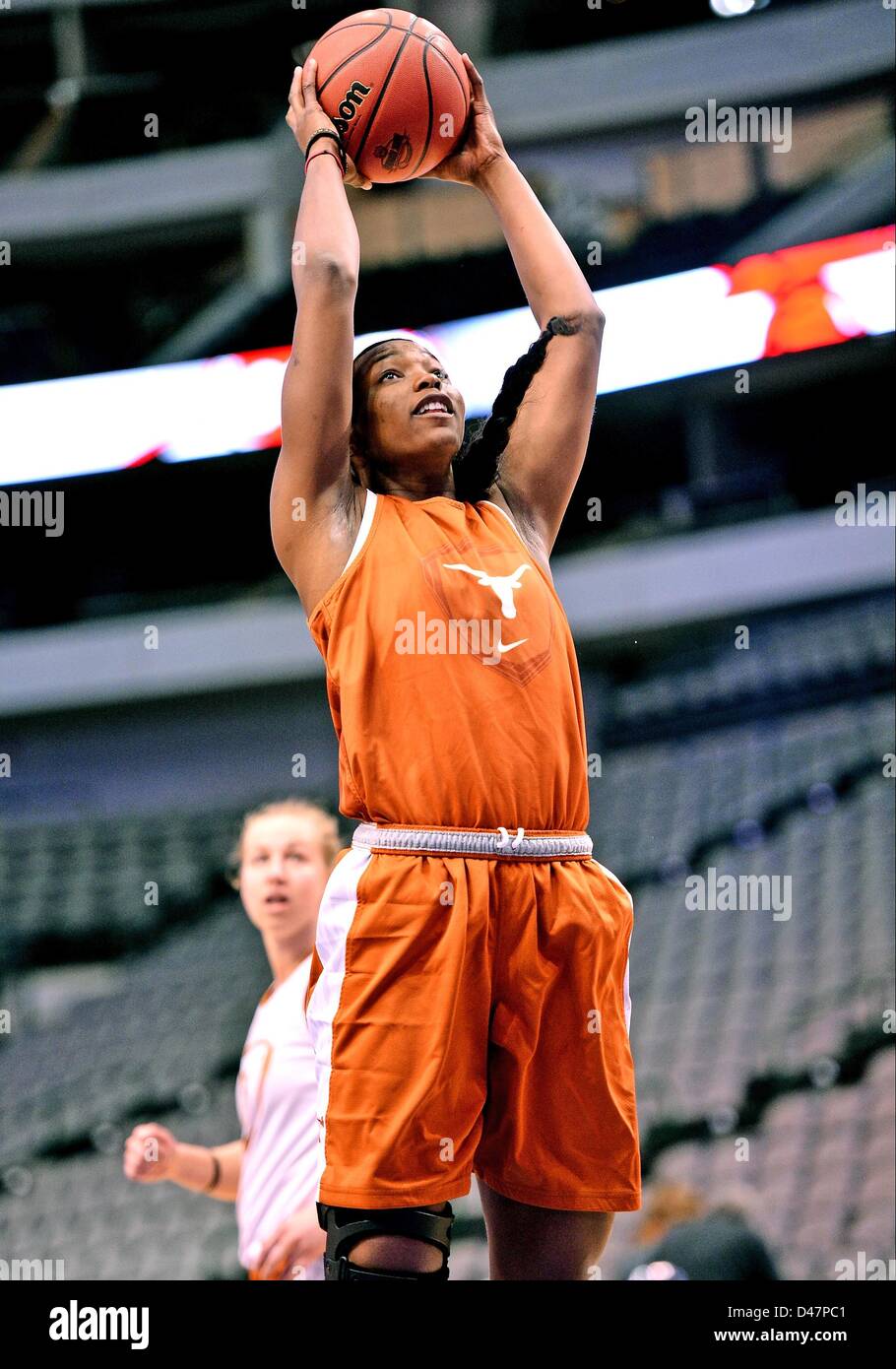 7 marzo 2013 - Dallas, TX, Stati Uniti d'America - Marzo 07, 2013..Nneka Enemkpali durante grandi 12 donne del campionato di pallacanestro di sessione di pratica presso American Airline Center a Dallas, TX. Foto Stock