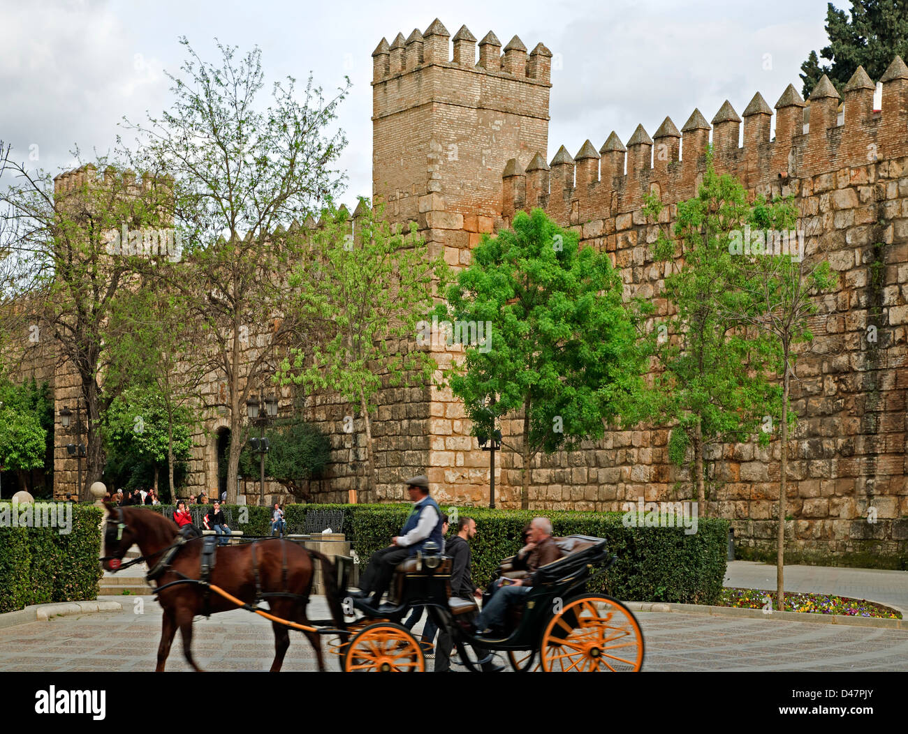 Carro trainato da cavalli e mura difensive, Reales Alcazares, Siviglia, Spagna Foto Stock