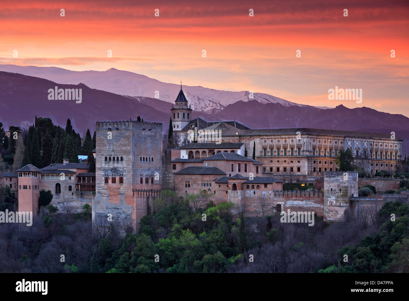 La Alhambra e coperti di neve della Sierra Nevada (Snowy Range), Granada, Spagna Foto Stock