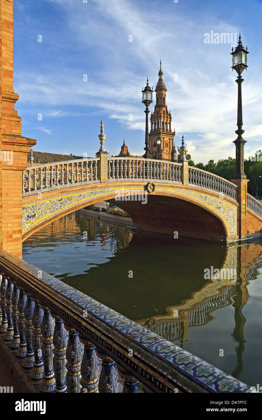 Torre e ponte sul canal, Plaza de Espana, Siviglia, Spagna Foto Stock