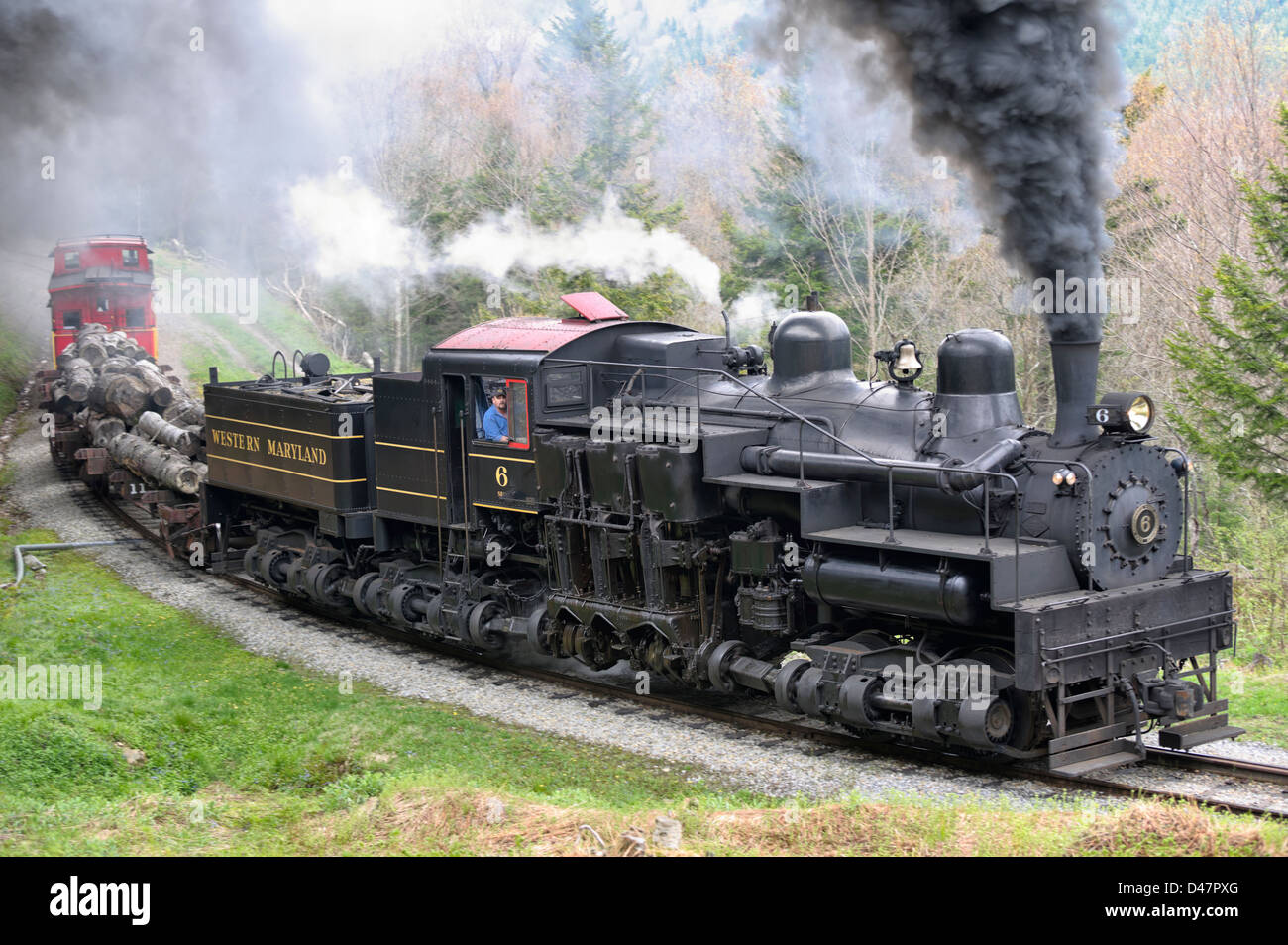 Motore a vapore treno trasporta i registri di curva di arrotondamento. Foto Stock