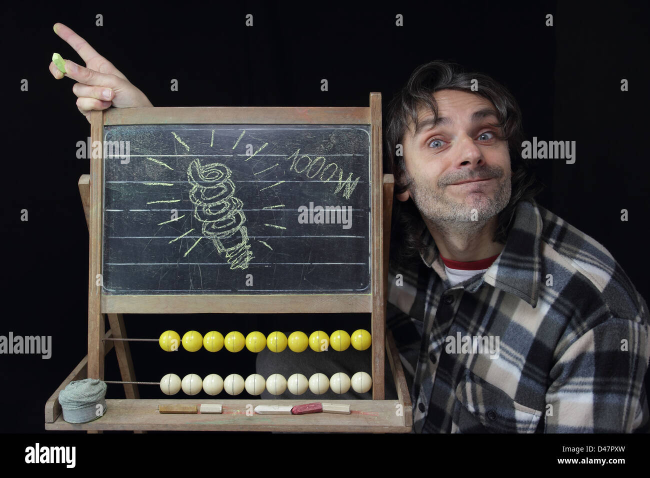 L'uomo il disegno di un idea concetto su vintage blackboard Foto Stock