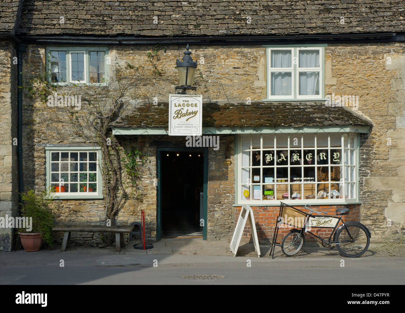 Il Lacock panificio, nello storico villaggio di Lacock, Wiltshire, Inghilterra, Regno Unito Foto Stock
