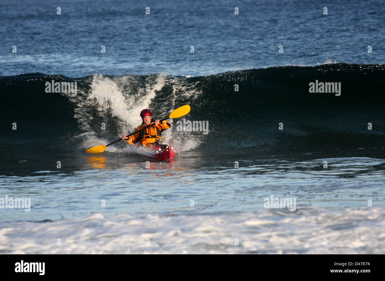 Kayak surfer fuga dalla grande onda sul mare mosso in nero Cove, Nova  Scotia costa, Canada Foto stock - Alamy