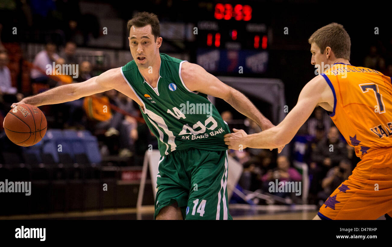 06.03.203 Valencia, Spagna. Chuck Eidson di Unics Kazan (L) rigidi per il cesto contro Justin Doellman di Valencia cestello durante l'Eurobasket trimestri del gioco finale tra Valencia e cesto Unics Kazan da La Fonteta Stadium. Foto Stock