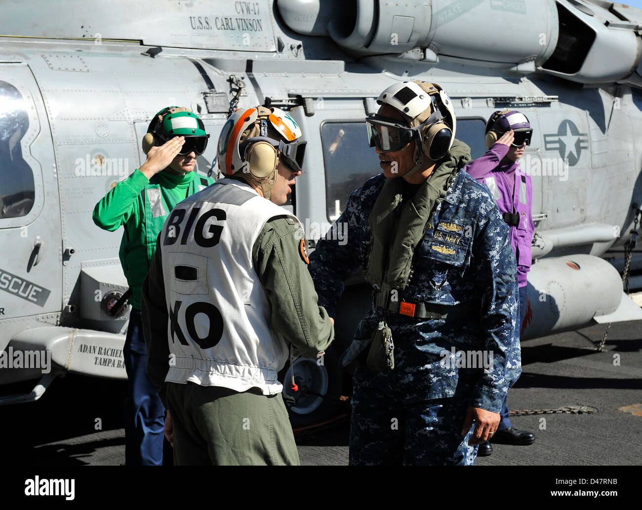 Il comandante della flotta del Pacifico degli Stati Uniti è accolto a bordo della USS Carl Vinson dall'Executive Officer (XO), rafforzando la leadership navale e il coordinamento operativo nell'Oceano Pacifico. Foto Stock