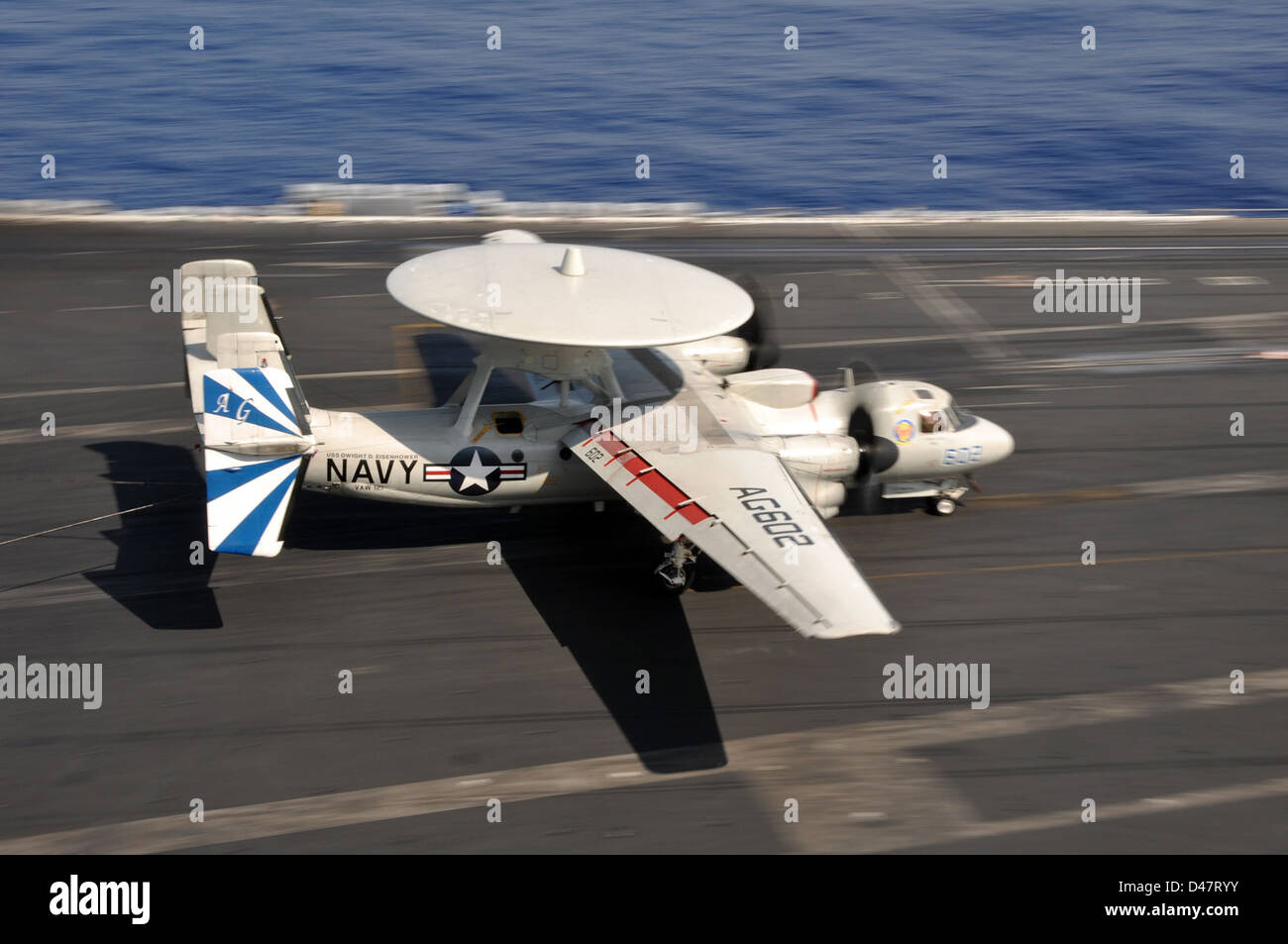 Un aereo atterra a bordo della USS Dwight D. Eisenhower. Foto Stock