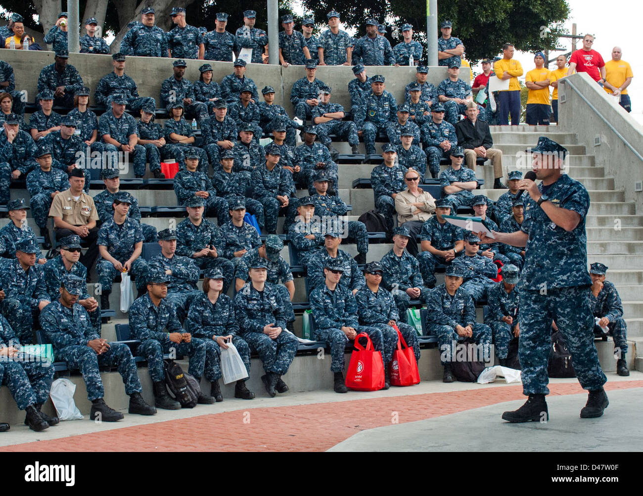 Il comandante della base navale di San Diego si rivolge ai marinai alla Safety Fair del 2012, discutendo dei pericoli comuni durante i mesi estivi. Foto Stock
