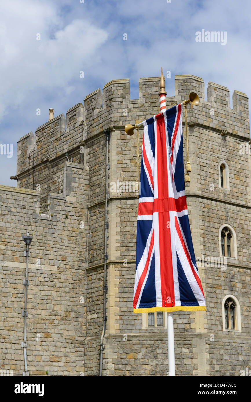 Union Jack flag con il Castello di Windsor in background Foto Stock