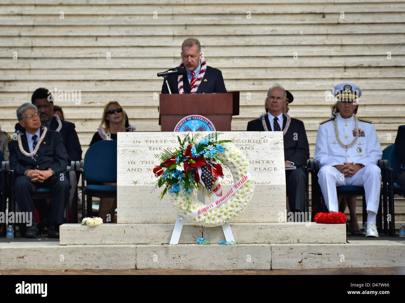 Il sindaco di Honolulu tiene un discorso al National Cemetery of the Pacific in occasione del Memorial Day, in onore dei veterani che hanno sacrificato la loro vita per la nazione. La cerimonia si è svolta a Punchbowl, uno storico cimitero militare delle Hawaii. Foto Stock