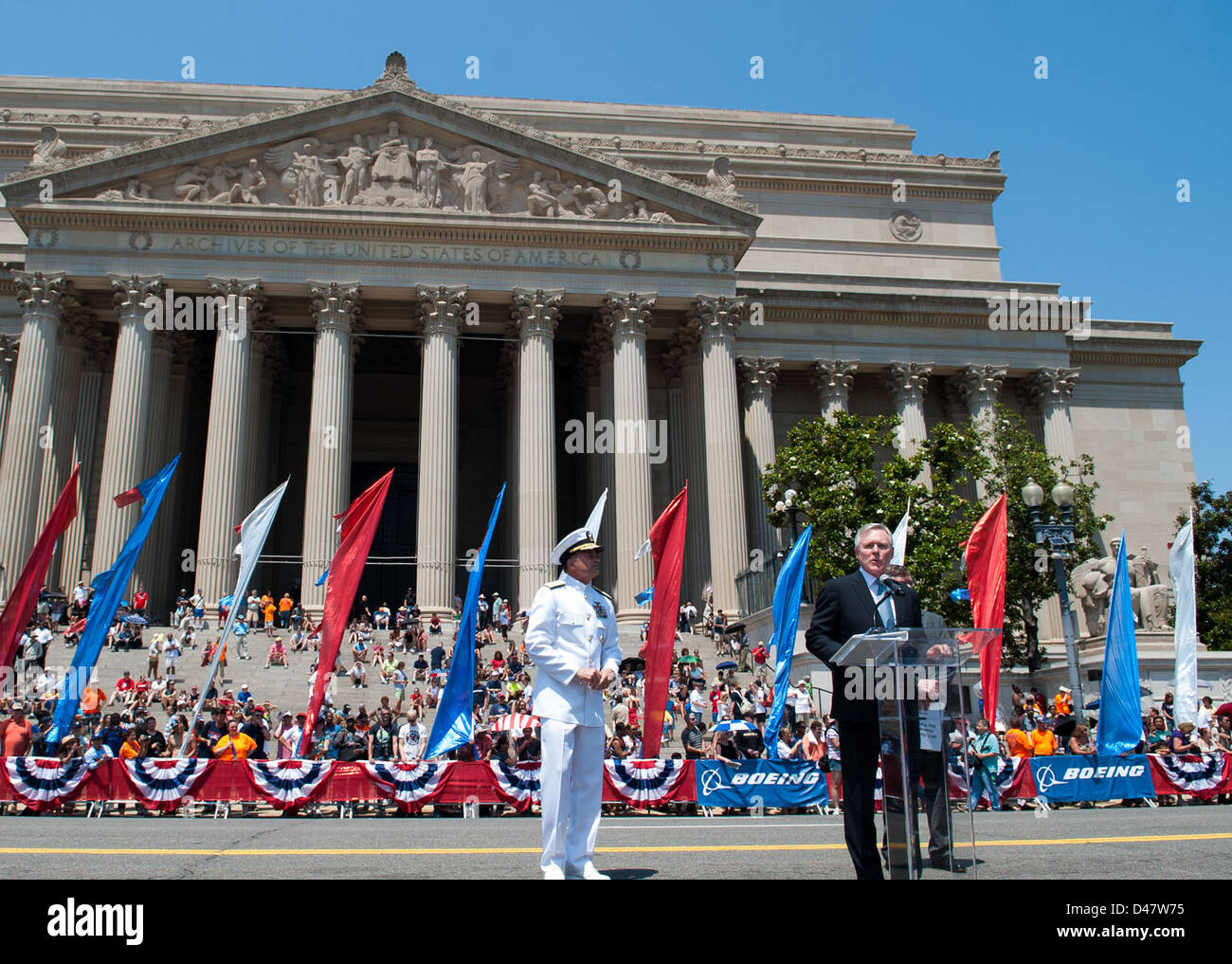 Il SECNAV offre un commento come la revisione di officer per la National Memorial Day Parade di Washington, D.C. Foto Stock