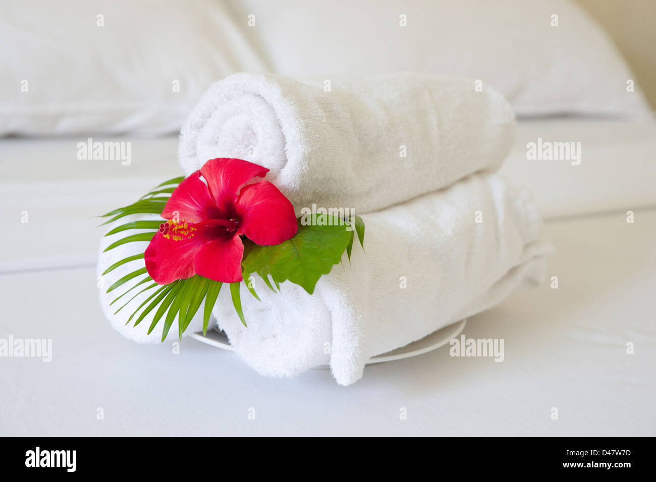 Asciugamani piegati sul letto in camera di albergo Foto Stock