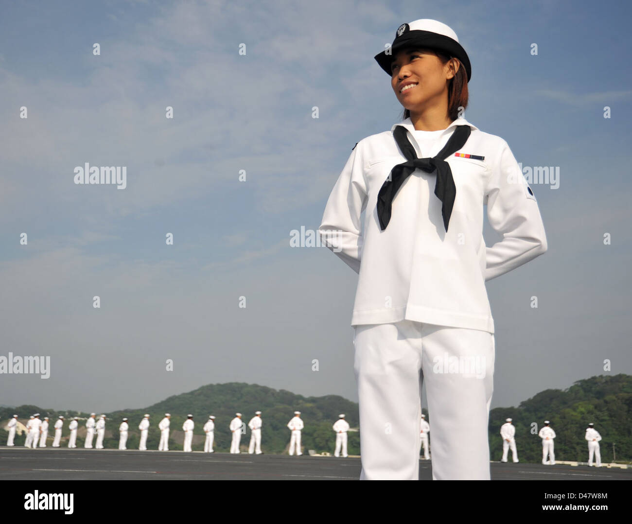 Un marinaio sta di guardia sui binari della USS George Washington (CVN 73), schierata in avanti a Yokosuka, in Giappone. Foto Stock