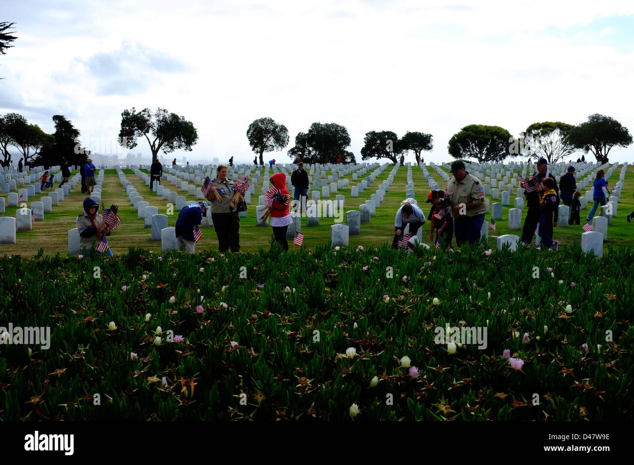 I boy scout posizionano bandiere americane sulle tombe di ft. Rosecrans Cemetery a San Diego come parte dei preparativi del Memorial Day, in onore dei membri caduti del servizio. Foto Stock
