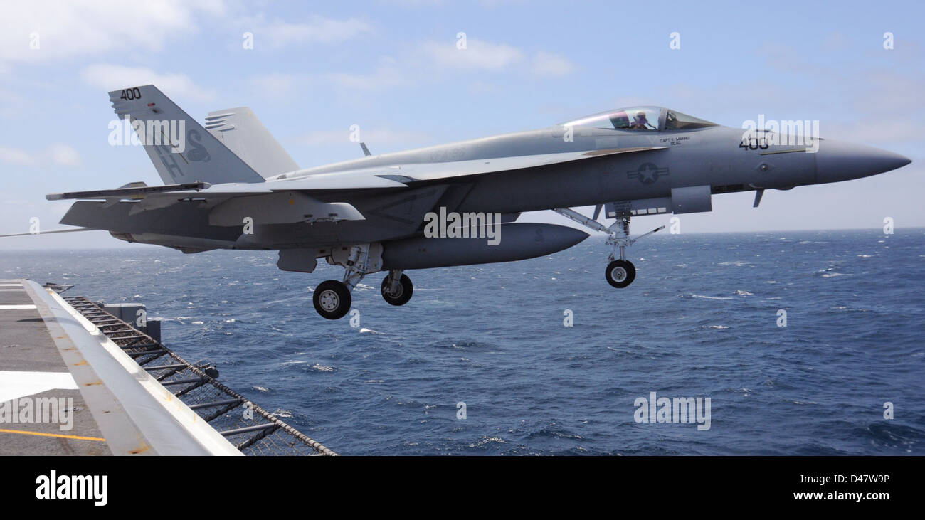 Un jet viene lanciato dalla cabina di pilotaggio della USS Nimitz, una portaerei classe Nimitz, durante le operazioni di routine nell'Oceano Pacifico. Il jet fa parte dell'ala aerea del vettore, eseguendo esercitazioni militari ed esercitazioni di addestramento per mantenere la preparazione. Foto Stock