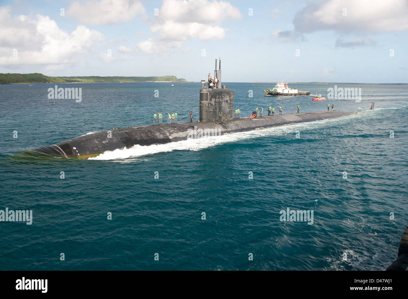 USS Tucson tira a Apra Harbor per una breve visita di porta durante la sei mesi di distribuzione. Foto Stock