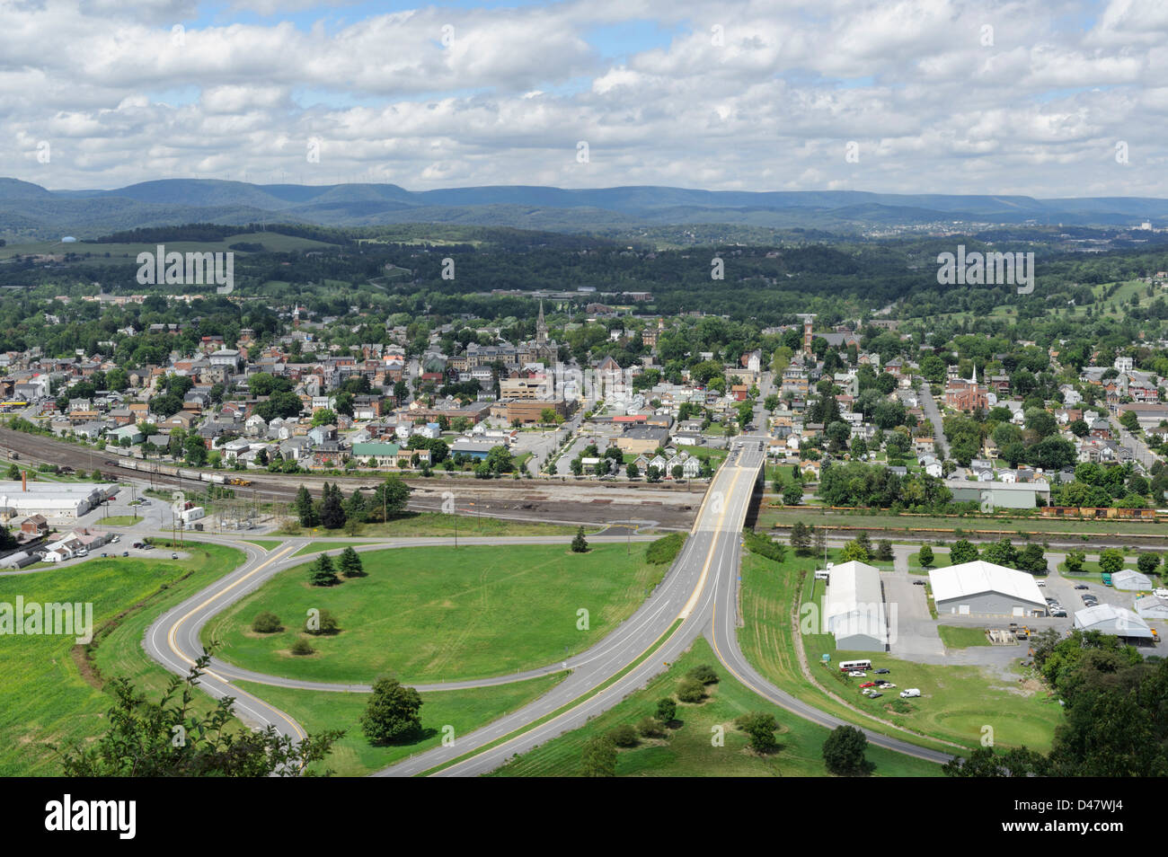 American città di montagna in estate la luce solare, antenna ad alto angolo di visione, Hollidaysburg, PA, Pennsylvania, USA. Foto Stock