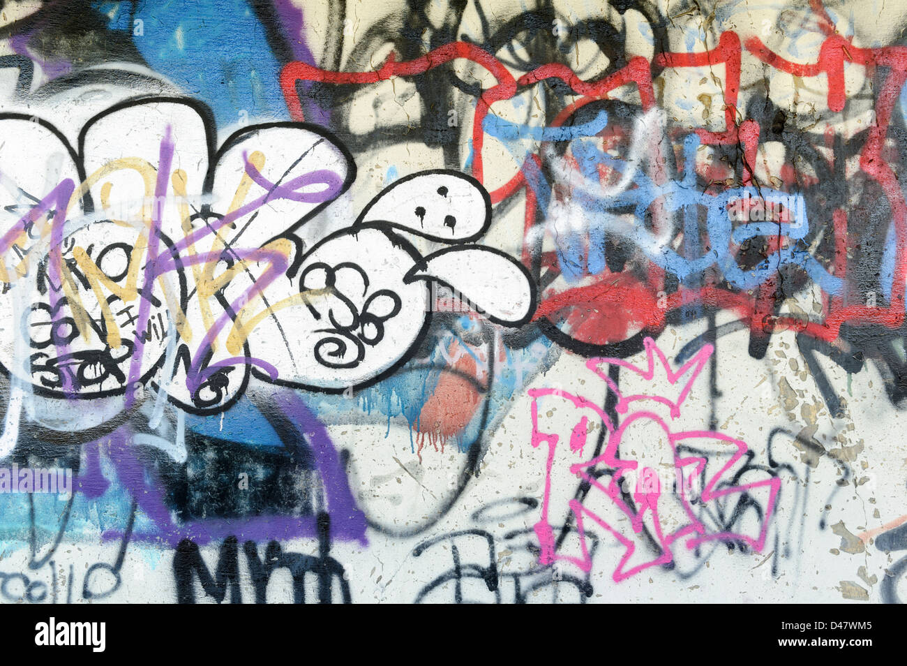 Graffiti sfondo sulla parete urbana, colorato, nuovo e unweathered, vicino. Foto Stock