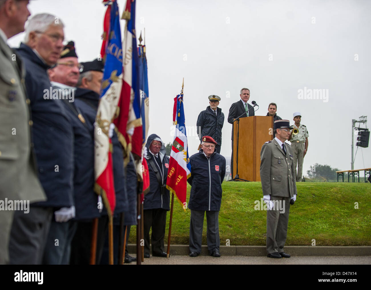 Il Segretario della Marina Ray Mabus pronuncia le sue osservazioni in occasione del 68° anniversario dell'invasione del D-Day in Normandia a Utah Beach, Sainte Marie du Mont, Francia, onorando il coraggio di coloro che hanno partecipato alla storica operazione. Foto Stock
