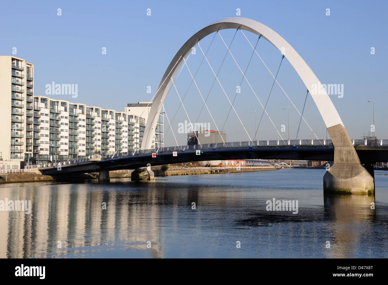 Immagine diurna del ponte Clyde Arc (Squinty) a Glasgow, Scozia, Regno Unito Foto Stock