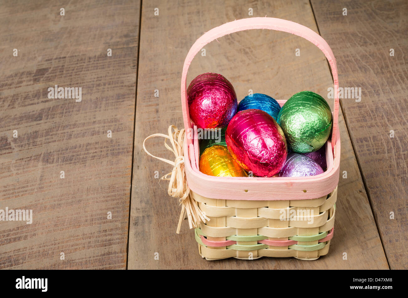 Un piccolo di vimini cesto di Pasqua con un foglio di alluminio di uova Foto Stock