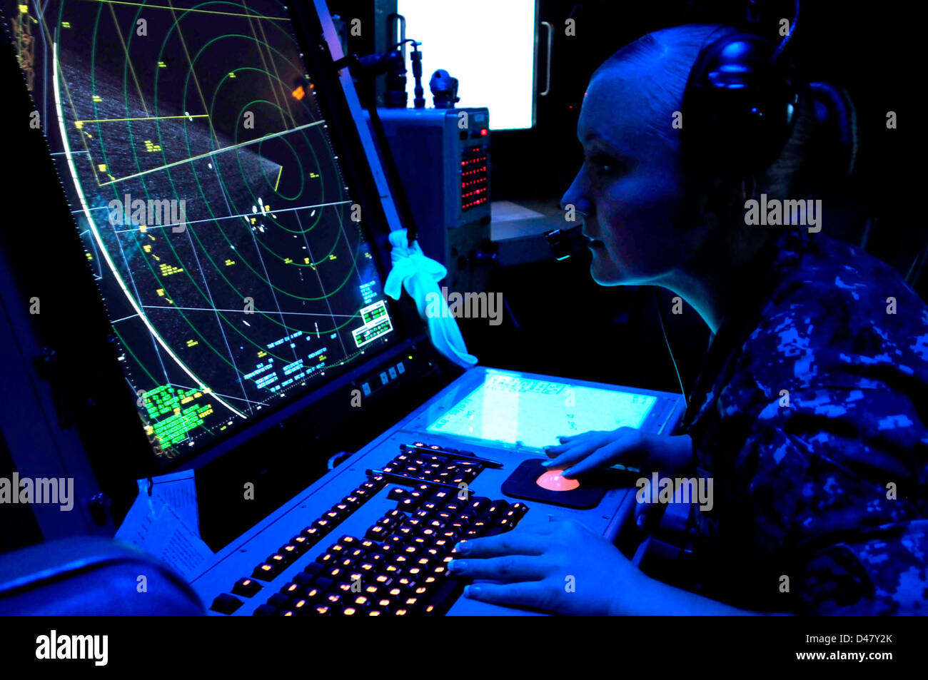 Un marinaio opera il codice SPN-43 ricerca air sistema radar mentre approccio permanente di controllo. Foto Stock