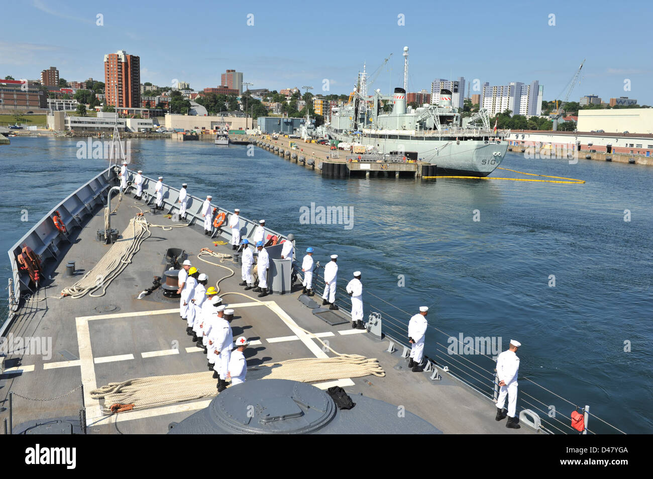 I marinai sono all'attenzione a bordo di una nave a Halifax, nuova Scozia, che partecipa a una tradizione navale di equipaggiare i binari. Foto Stock