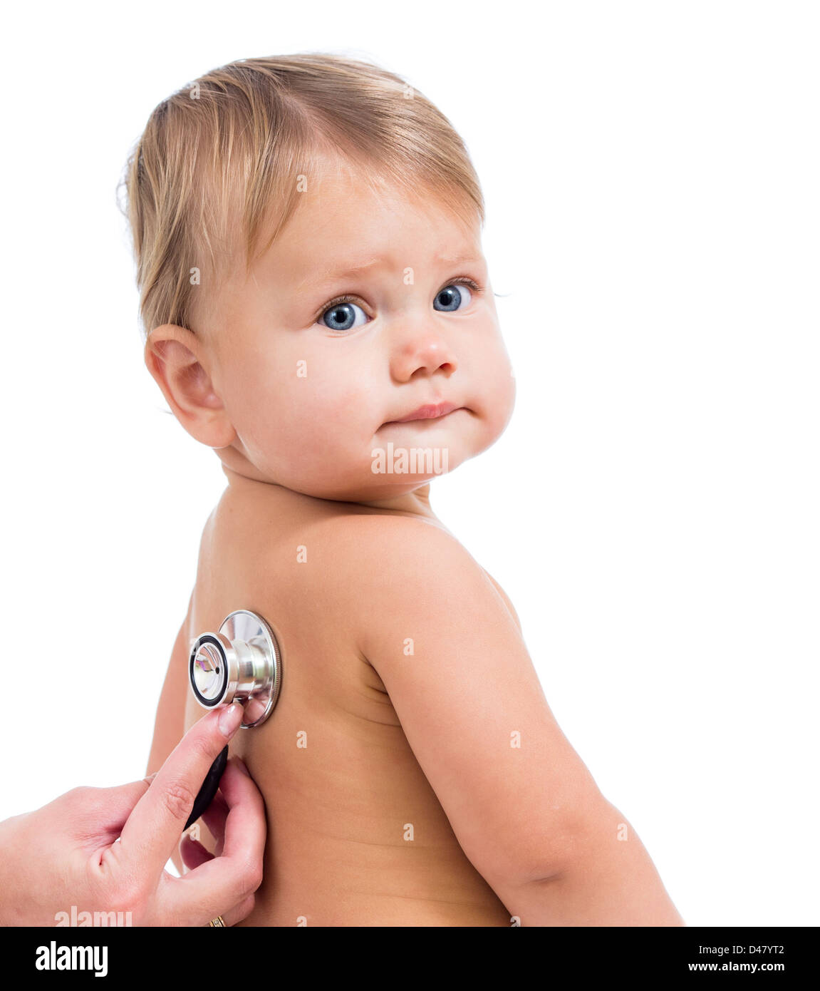 Medico Pediatrico esaminando little Baby girl con uno stetoscopio isolato su bianco Foto Stock