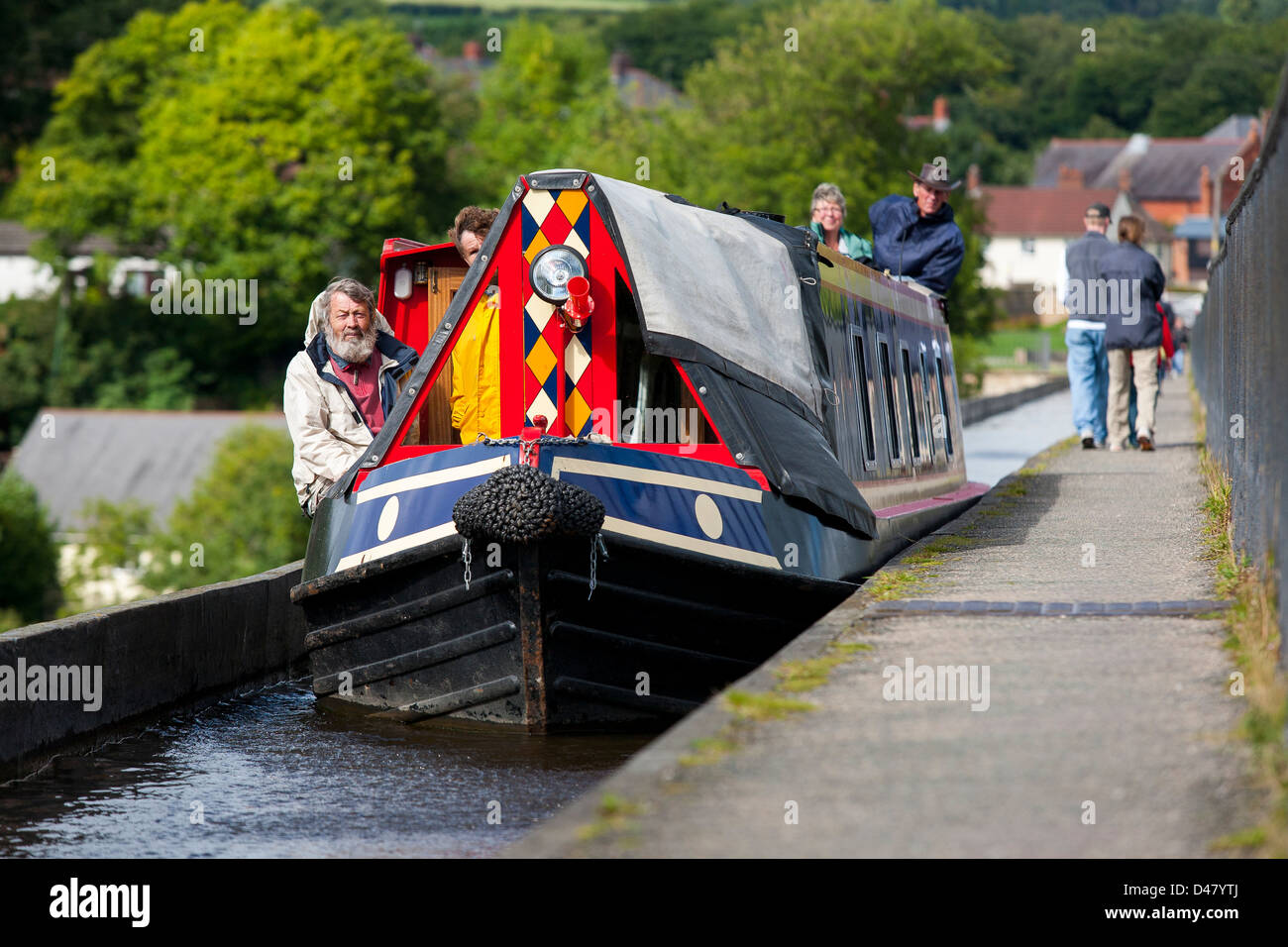 I passeggeri su un canale traversata in battello l'Acquedotto Pontcysyllte in Galles progettato da Thomas Telford Foto Stock