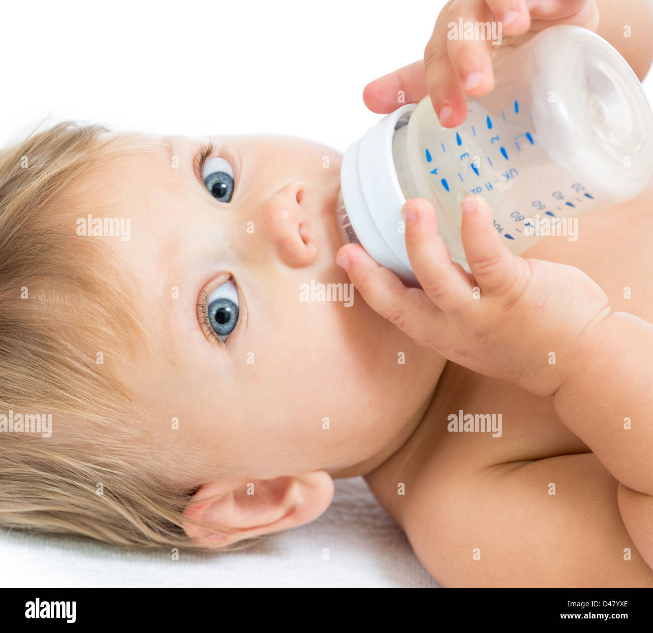 Graziosa bambina bere latte dalla bottiglia Foto Stock