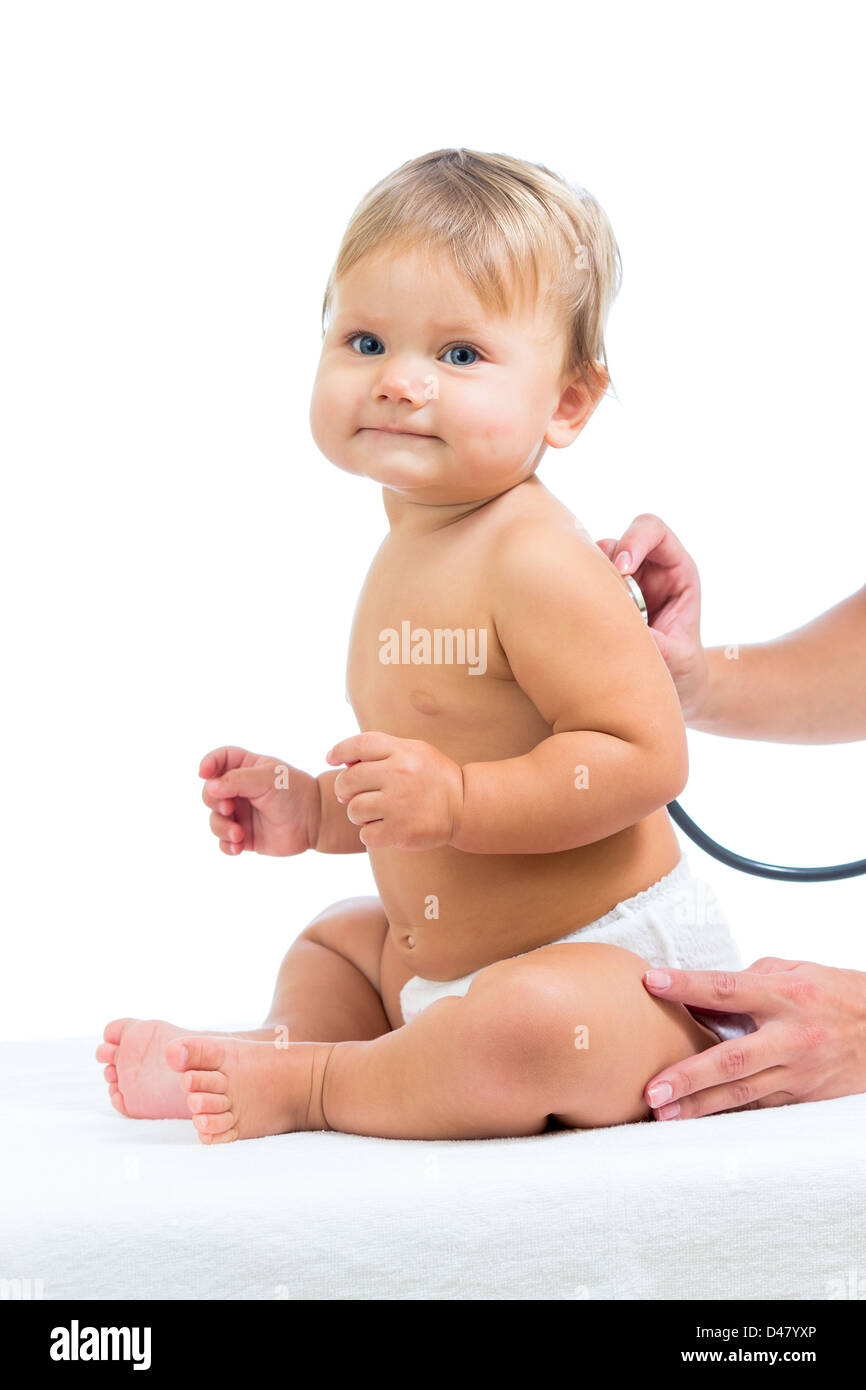 Medico Pediatrico esaminando little Baby girl con uno stetoscopio isolato su bianco Foto Stock
