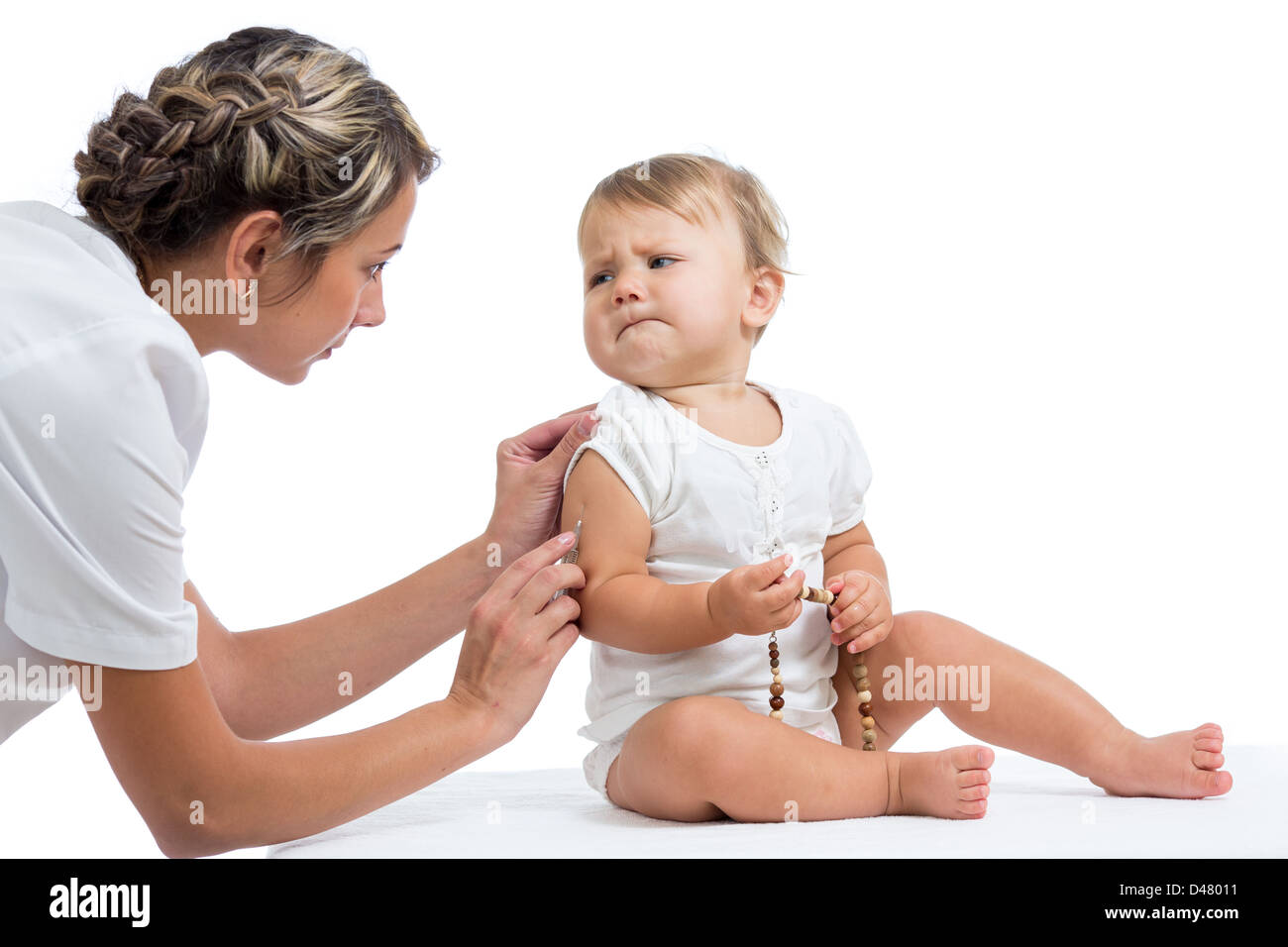Medico vaccinare Gridando bambino isolato su uno sfondo bianco Foto Stock