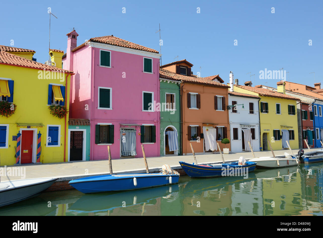 Case colorate sull isola di Burano vicino a Venezia, Italia Foto Stock