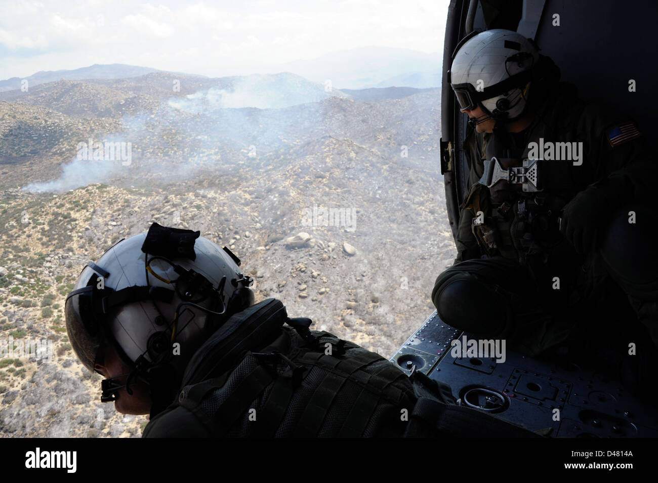 Gli equipaggi navali di HSC-3 e HSC-21 osservano gli incendi nei pressi di San Diego, assistendo CALFIRE nel monitoraggio della situazione durante le operazioni di incendio. Foto Stock